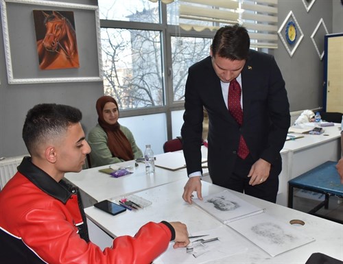 Kaymakam Göktaş, Tuşba Gençlik Merkezini Ziyaret Etti